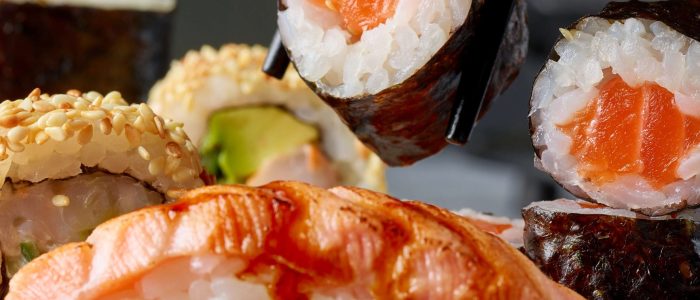 plate-sushi-grey-restaurant-table-closeup